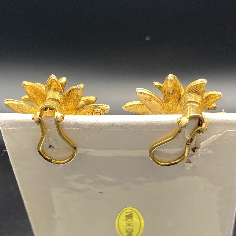 B S K Gold Starburst Earrings vintage Cameo clasp - Picture 4 of 7